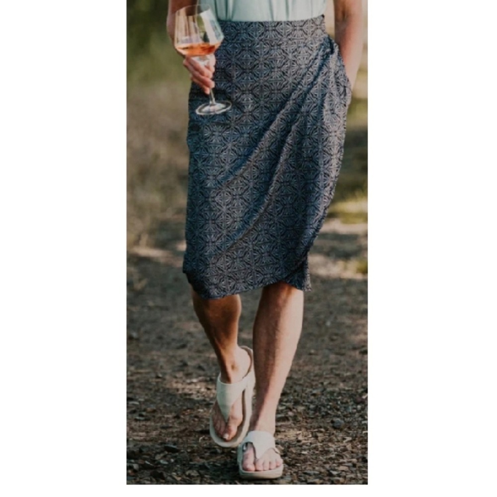 Ripskirt Hawaii Medium Black Pearl Batik Print Wrap Skirt Whimsical Goblincore